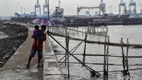 Badan Meteorologi, Klimatologi, dan Geofisika (BMKG) mengungkapkan bahwa akan terjadi air pasang maksimum di daerah pesisir Jakarta Utara pada 9-11 Januari 2020, antara pukul 10.00-11.00 WIB.
