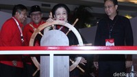 Selain itu, Megawati juga sempat menaiki salah satu miniatur bagian kemudi kapal.