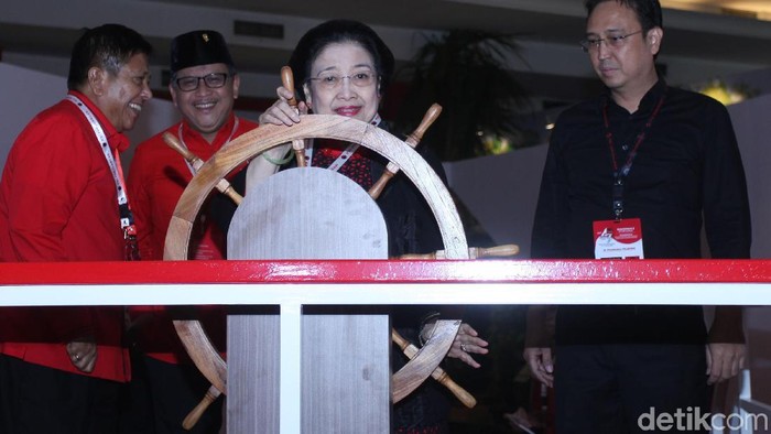 Ketum PDIP Megawati Soekarnoputri meninjau langsung pameran rempah di area Rakernas I dan HUT ke-47 PDIP. Megawati terlihat didampingi oleh Sekjen PDIP Hasto Kristianto.