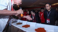 Pantuan detikcom, di JIExpo, Kemayoran, Jakarta Pusat, Jumat (9/1/2020), awalnya Megawati makan bersama dengan Hasto, Menseskab Pramono Anung, putra Megawati Prananda Prabowo, dan Puan Maharani di ruang makan VVIP. Sekitar pukul 17.46 WIB, Megawati keluar ruang makan VVIP bersama Hasto, Pramono, dan Prananda menuju ruang pameran rempah.