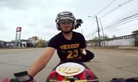 Ngeri Banget! Pria Ini Makan dan Minum Sambil Ngebut Naik Motor