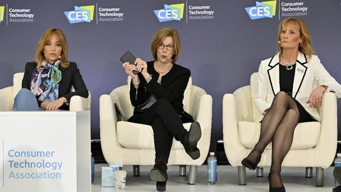 Direktur Privasi Apple Jane Horvath (tengah) saat berbicara di CES 2020. Foto: David Becker/Getty Images Direktur Privasi Apple Jane Horvath (tengah) saat berbicara di CES 2020. Foto: David Becker/Getty Images
