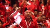 Para kader juga membawa bendera kecil merah putih dan bendera PDIP.
