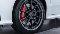 RZ High-performance First Edition menggunakan suspensi depan MacPherson Strut dan suspensi belakang Double wishbone. Rem depan dan belakangnya sudah menggunakan cakram berventilasi. Dan untuk bannya, depan pakai 225/40ZR18, belakang 225/40ZR18. Foto: Toyota