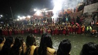 Ini momen saat para umat Hindu di Nepal melakukan mandi di Sungai Salinadi dalam rangkaian Festival Madhav Narayan.