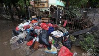 Sampah menumpuk di depan sekolah.