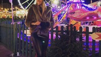 Pose dulu di Winter Wonderland, taman rekreasi terkenal di London (Instagram/helenstellingholt)