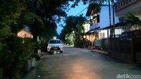 Sebuah mobil terparkir di bahu jalan di salah satu perumahan di kawasan Depok, Jawa Barat, Jumat (10/1/2020).