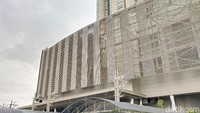 Dari kejauhan, kondisi mal dan apartemen ini tampak gelap meski di siang hari sekalipun.