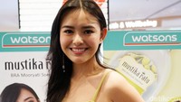 Amanda terlihat cantik dan seksi dengan dress kuning ketat yang dikenakannya. Pool/Noel/detikFoto.