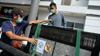 Petugas gabungan terdiri dari BBTNGL, Balai Pengamanan dan Penegakan Hukum Lingkungan Hidup dan Kehutanan Wilayah Sumatera, BBKSDA Sumut dan Yayasan Orangutan Sumatera Lestari Orangutan Information Centre (YOSL-OIC) berhasil menyita dua bayi Orangutan Sumatera yang akan dijual pemburu melalui media sosial.