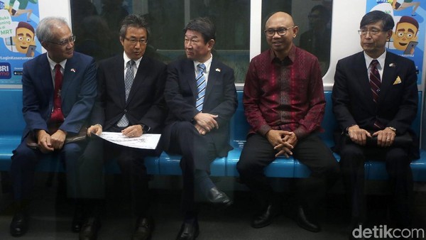 Asyiknya Menlu Jepang Menjajal MRT Jakarta