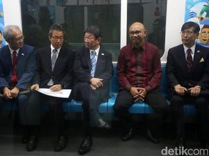 Asyiknya Menlu Jepang Menjajal MRT Jakarta