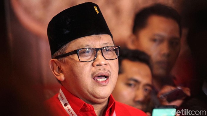 Sekretaris Jenderal (Sekjen) PDIP Hasto Kristiyanto membantah bila ada anggapan terjadi negosiasi untuk melobi Komisioner KPU Wahyu Setiawan guna meloloskan Caleg PDIP Harun Masiku terkait Pengganti Antar-Waktu (PAW). Bantahan disampaikan di sela-sela rakernas PDIP di JIExpo, Kemayoran, Jakarta Pusat, Jumat (10/1/2020).