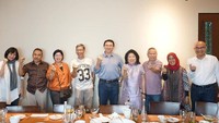 Bersahabat dengan Basuki Tjahaya Purnama alias Ahok, di sini Mari tampak berpose setelah makan. Bersama rekan-rekan lainnya, semua berpose mengepalkan tangan sebagai ungkapan semangat. Foto: instagram @maripangestu