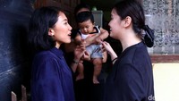 Anggota DPR RI yang tergabung dalam Kaukus Pemuda Parlemen Indonesia melaksanakan bakti sosial (baksos) ke lokasi terdampak banjir di Jakarta, Jumat (10/1/2020).