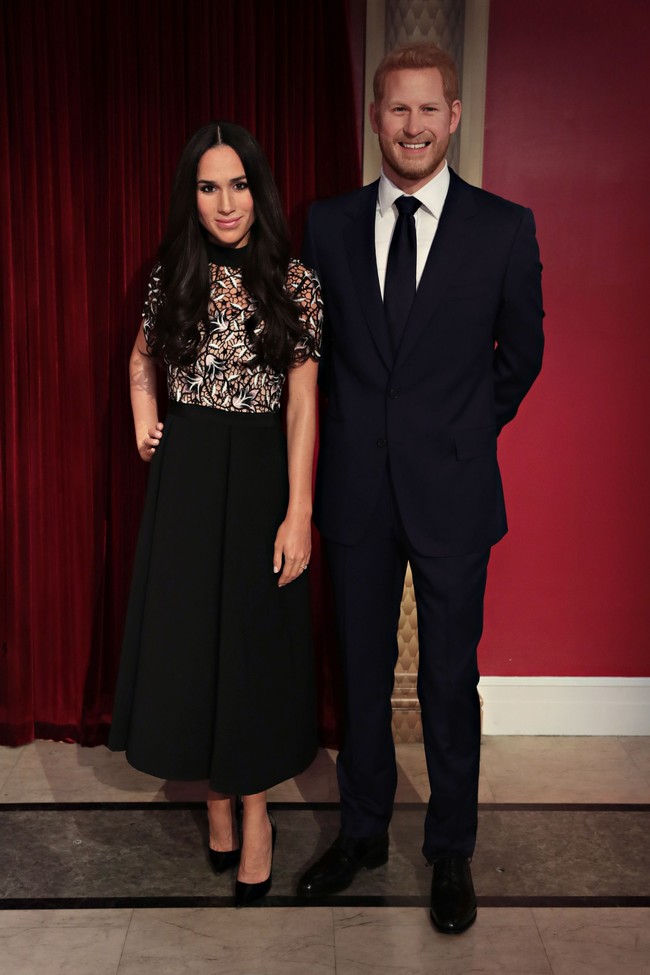 Madame Tussauds New York juga memiliki patung lilin Meghan Markle dan Pangeran Harry. Bedanya, mereka kompak dalam balutan busana serba hitam. (Foto: Cindy Ord/Getty Images for Madame Tussauds)