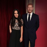 Madame Tussauds New York juga memiliki patung lilin Meghan Markle dan Pangeran Harry. Bedanya, mereka kompak dalam balutan busana serba hitam. (Foto: Cindy Ord/Getty Images for Madame Tussauds)