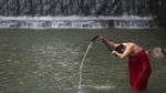 Wanita di Nepal Ramai-ramai Mandi Bareng di Sungai Salinadi