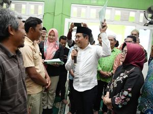 Mendes PDTT Bagikan 700 Sertifikat Tanah untuk Transmigran di Kalbar
