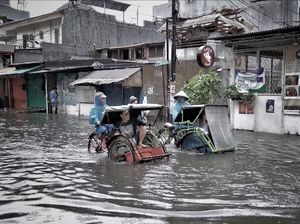 Aksi Becak di Banjir Jakarta
