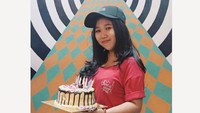 Nah, kalau yang satu ini merupakan pose saat Kiky Saputri mendapat kejutan ulang tahun berupa kue tart yang menarik dengan lilin-lilin kecil di atas kue tersebut. Foto: Instagram @kikysaputrii