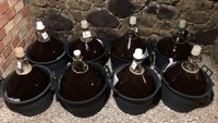 Sekitar satu kilogram anggur aszu yang sangat matang hanya dapat menghasilkan satu sendok teh wine. Diperlukan sekitar 20 kilogram anggur untuk sebotol wine 37,5 centiliter, biasanya mengandung sekitar 3% alkohol (Foto: Royal Tokaji Wine Company/CNN)
