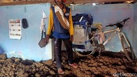 Siapapun yang masuk rumah berukuran 4x8 meter itu harus menundukkan kepala. Kondisi kayu dan bambu yang lapuk juga membuat penghuni rumah ketar-ketir jika turun hujan.