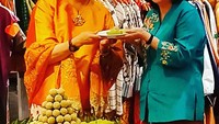Menjadi salah satu tamu dalam perayaan ulang tahun. Mari berkesempatan mendapatkan potongan hidangan. Bukan nasi kuning, tumpeng ini terbuat dari buah-buahan. Foto: instagram @maripangestu