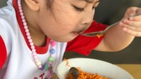 Issabelle yang kini masih duduk di kursi sekolah taman kanak-kanak punya sederet aksi yang bikin orang dewasa terhibur. Termasuk ketika momen makannya diabadikan dalam jepretan foto. Foto: instagram @issabelle_2013