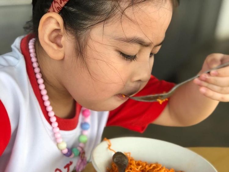 Gemas! Youtuber Cilik Bertubuh Gempal Ini Punya Banyak Momen Makan