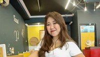 Ini bukti lain kalau Kiky Saputri doyan nongkrong di kafe. Sambil nunggu pesanan datang, Kiky langsung berfoto dengan pose yang manis seperti ini. Foto: Instagram @kikysaputrii
