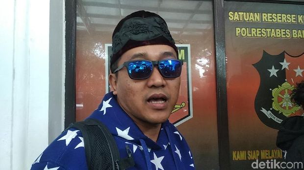 teddy diperiksa polisi.