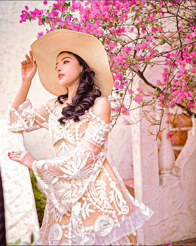 Pekerjaannya sebagai pramugari pun memungkinkannya untuk bepergian ke berbagai negara sambil mengunjungi tempat-tempat indah. Pada setiap postingan Instagramnya Siwi Sidi pun selalu tampil dengan makeup yang membuat penampilannya terlihat cantik dan menawan. Foto: Instagram @w_hadinata