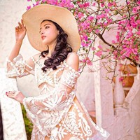 Pekerjaannya sebagai pramugari pun memungkinkannya untuk bepergian ke berbagai negara sambil mengunjungi tempat-tempat indah. Pada setiap postingan Instagramnya Siwi Sidi pun selalu tampil dengan makeup yang membuat penampilannya terlihat cantik dan menawan. Foto: Instagram @w_hadinata