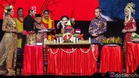 Megawati disaksikan Joko Widodo dan Maruf Amin memotong tumpeng ulang tahun PDIP ke-47.