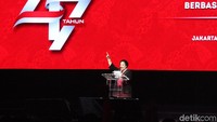 Megawati memberikan sambutan di hadapan kader PDIP yang memadati lokasi arena Rakernas.