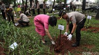 Kapolres Metro Jakarta Utara Kombes Budhi Herdi menyebut pepohonan yang ditanam dari jenis yang berbeda-beda. Pohon itu merupakan pohon buah yang jika berbuah dapat dimanfaatkan oleh masyarakat sekitar.
