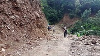 Untuk membuat akses masuk ini, pihak pengelola melakukan pengeprasan tebing hingga membentuk jalan selebar tiga meter dan sepanjang hampir 100 meter. Di ujung akses masuk itu, tebing yang awalnya miring sekitar 30 derajat telah berubah menjadi tanah lapang.
