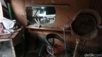 Pangkas rambut berhenti beroperasi sementara karena bangunannya hancur berantakan.
