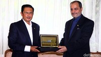 Fadel juga sempat memberikan plakat ke Dubes Iran.