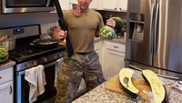 Berhasil berburu buah, tentara Amerika ini pamer buah-buah berukuran besar di dalam dapurnya saat memasak. Foto: Boredpanda