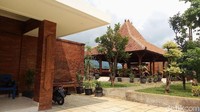 General Manager Graha Permai Land, Kristiono Hadi Pranoto menyebut perumahan miliknya merupakan perumahan termewah di Banjarnegara. Selain dekat dengan pusat perbelanjaan, perumahannya itu juga dekat dengan obyek wisata. 