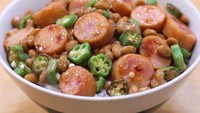 Ada sosis dan okra, Toshiya memanggangnya sebentar dengan beberapa bumbu lalu menyajikannya sebagai topping rice bowl. Pasti enak nih! Foto: Instagram toshiya.sh