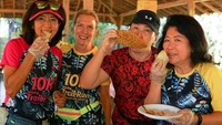 Wanita yang hobi yoga dan bersepeda ini terlihat asyik makan durian. Bersama rekan-rekan bulenya, Mari siap menyantap durian.Foto: instagram @maripangestu
