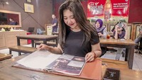 Video dicium cowok ganteng itu diunggah oleh Kiky Saputri di akun instagramnya. Selain video dicium, instagram Kiky juga banyak memperlihatkan pose Kiky saat nongkrong di kafe. Seperti pada foto ini. Foto: Instagram @kikysaputrii