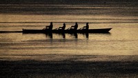Beberapa aktivitas juga terlihat di sekitar danau.
