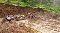 Tanah lapang itu dibangun menghadap jalan tembus Tawangmangu-Magetan, dengan ketinggian sekitar 20 meter di atas jalan. Polisi menyebut tanah lapang ini rencananya akan digunakan sebagai lahan parkir, dan objek wisatanya akan dibangun di atasnya.