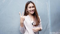 Penampilan dan pose Ayu Ting Ting kerap menjadi perbincangan para netizen. Pool/Palevi S/detikFoto.