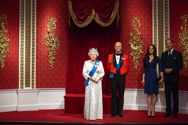 Ada yang berbeda dari area pamer patung lilin keluarga Kerajaan Inggris di Madame Tussauds, London, Inggris, Kamis (9/1/2020). Formasi keluarga yang tadinya terdiri dari enam orang, kini tinggal empat. Hanya ada Ratu Elizabeth II dan Pangeran Philip, Pangeran William dan Kate Middleton. Seharusnya, patung lilin Pangeran Harry dan Meghan Markle juga di situ. Namun, di mana mereka? (Foto: Victoria Jones/PA via AP)